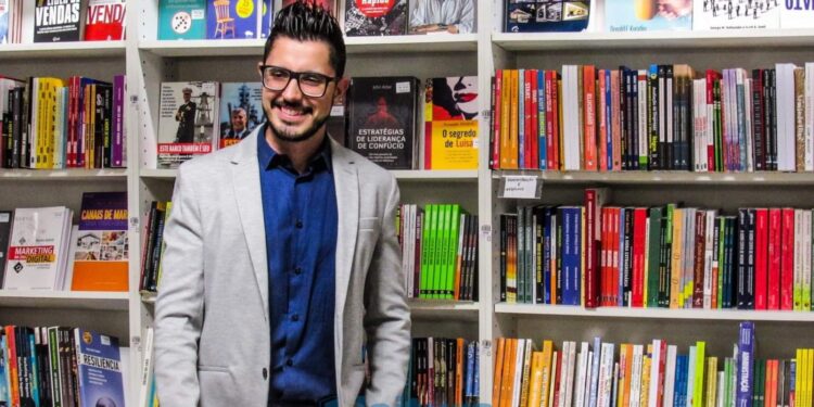 Thiago Pontes lança oitavo livro com reflexão sobre o ‘teatro da vida’