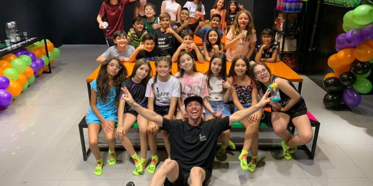 Jump Mania oferece trampolins, passaporte ilimitado e muita diversão