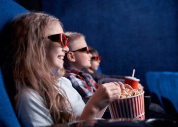 Filmes e séries distraem e ensinam os jovens: veja indicações de educadores para assistir durante as férias escolares