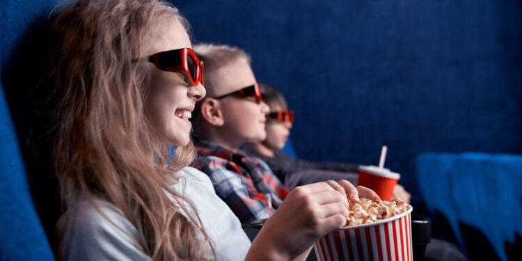 Filmes e séries distraem e ensinam os jovens: veja indicações de educadores para assistir durante as férias escolares