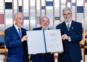“Obra de Adélia Prado é janela para o coração de todos”, diz Lula na entrega do Prêmio Camões à escritora mineira
