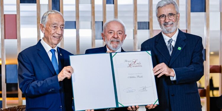 “Obra de Adélia Prado é janela para o coração de todos”, diz Lula na entrega do Prêmio Camões à escritora mineira