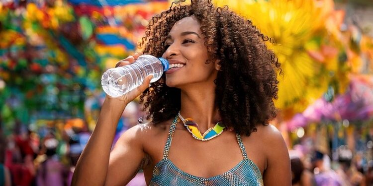 No Carnaval, calor acima da média pede medidas para manter a saúde